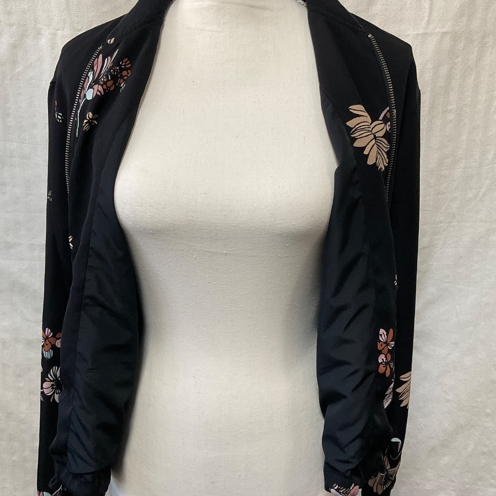 Who What Wear Black Bomber Jacket with Floral Design - Picture 6 of 10